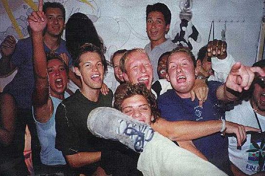 Dese dudez wuz BUGGIN, yo! Some crazyass shit goin on in dat room...