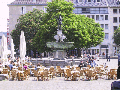 la piazza del mercato con la fontana dedicata a Carlo Magno ( incoronato qui ad Aachen)