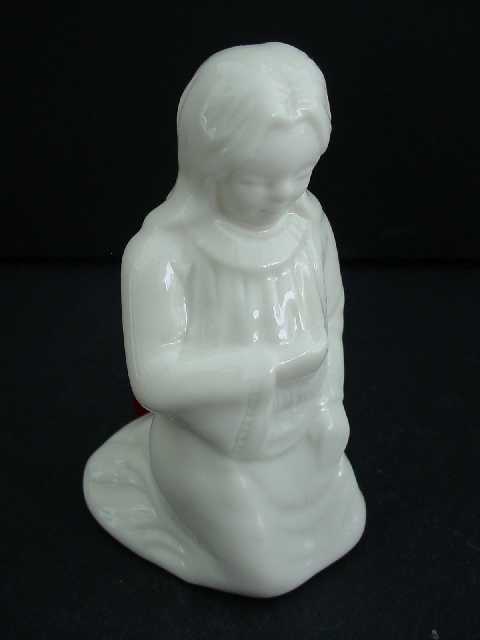 kneelingangel.jpg (11447 bytes)