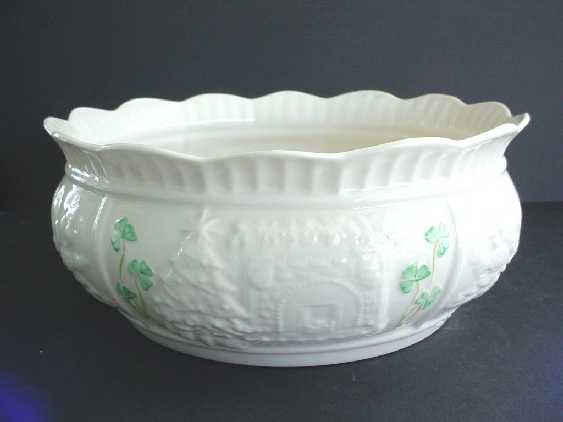 christmasscenebowl1.jpg (12594 bytes)