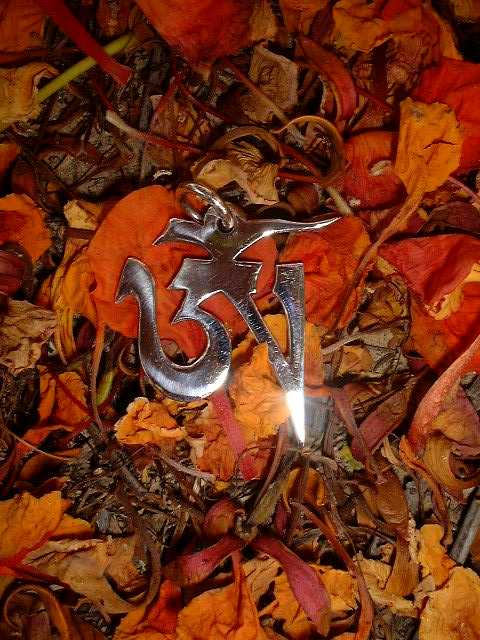 Large Om pendan.1.5 x 1.5 inch or 4 x 4 cm. 