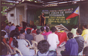Si Remy Rikken san magpaliwanag sa Women�s Forum on Good Governance san Bulan san Kababayehan.