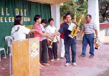 Si Kap. Gaspar Esperanzate san Brgy. Casini san magresibe san cash na premyo nan tropeyo bilang primero premyo sa GPBK Category �B� (saragday na barangay). 
