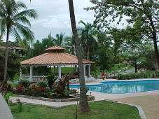 hotelpool mit cafe