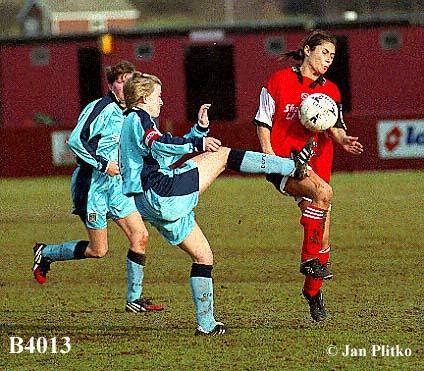 Hayley Saggers blocks a Coventry City clearance!