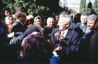 Thanksgiving flowes: Mugur Isarescu