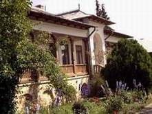 Interiorul curtii Manastirii Varatec