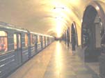 Tren del metro en la estaci&oacute;n "Ploschad' Revolucii (Plaza de la Revoluci&oacute;n)"