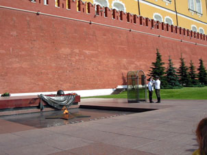 Fuego Eterno y guardia de honor en la Tumba del Soldado Desconocido.