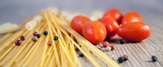Dry spaghetti, tomatoes, and peppercorns