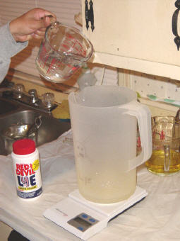 Fig.2-Midiendo agua y lej&iacute;a
