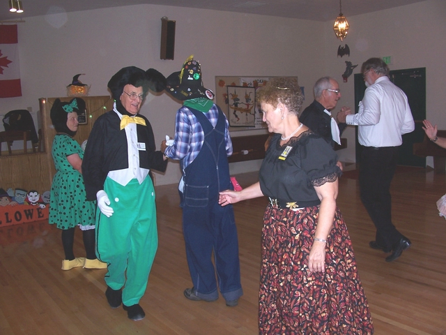 Mickey & Minnie dancing