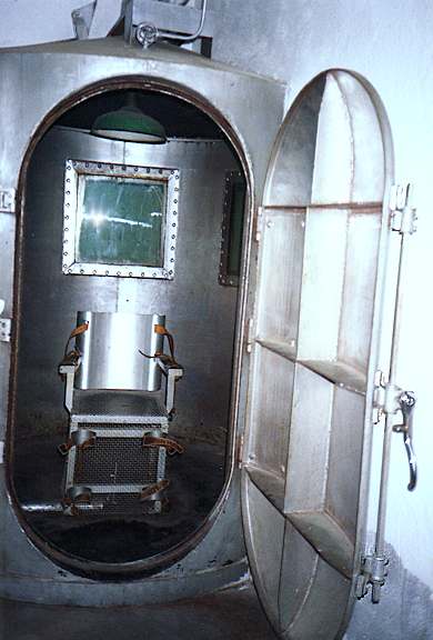 Gas chamber