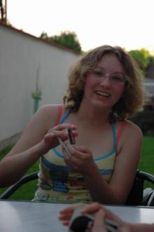 Eva beim UNO-Kartenmischen
