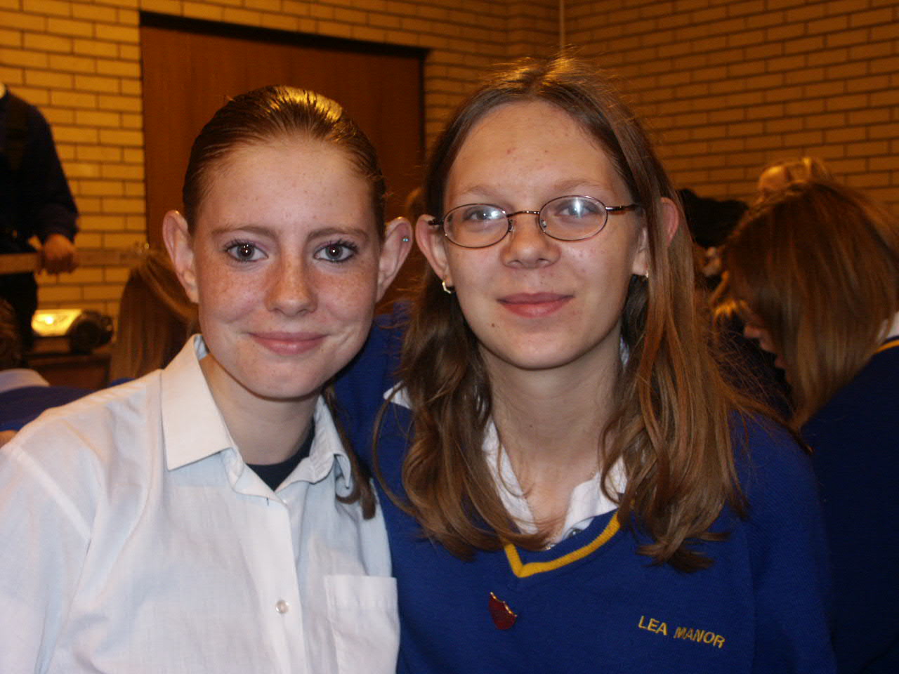 Awwww Lisa and Sarah say far well to each other
