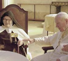 Juan Pablo II y Sor Luca dos Santos en un encuentro en marzo del 2000. Foto: AP
