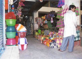 Taschen und Beh&auml;lterladen auf dem City Market
