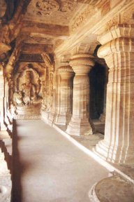 In einem der H&ouml;hlentempel von Badami