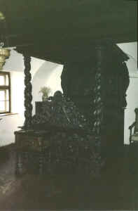 dracula's bed.jpg (28864 bytes)