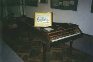 mozart piano, prague.jpg (28574 bytes)