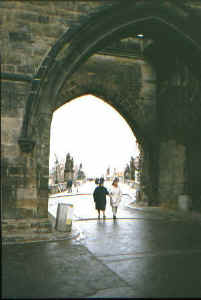 charles bridge, prague.jpg (91344 bytes)
