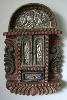 retablo with the doors shut
