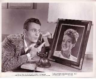 Al calls Julie from Calif.when she's perfoming in N.Y.