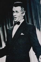 Ellen persuades Al to 'come out of hiding' and perform at a big Benefit Show.