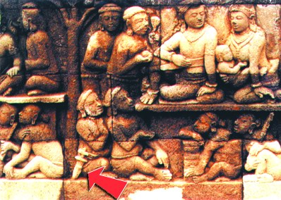 Salah satu relief pada dinding Candi Borobudur yang memperlihatkan gambar orang mengenakan keris dengan bentuk masih sederhana