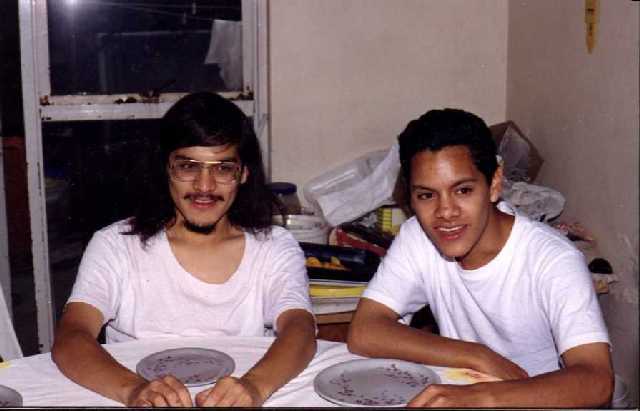 y mi hermano y yo hace 2 a�os (noten la mata, el bigote y la piocha :)