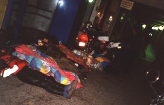 La noche anterior se duerme en cualquier parte...