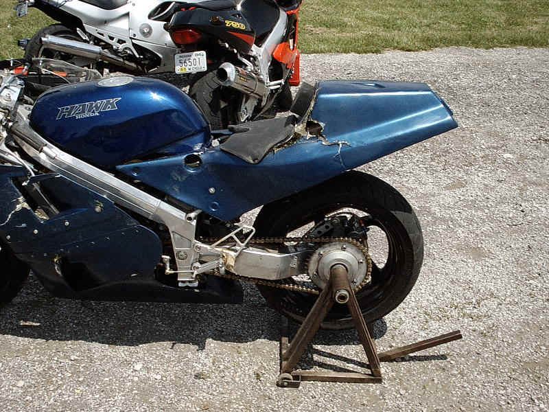 busted tail.JPG (163490 bytes)