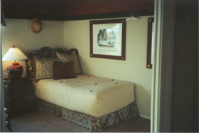 bedroom2.jpg (20743 bytes)