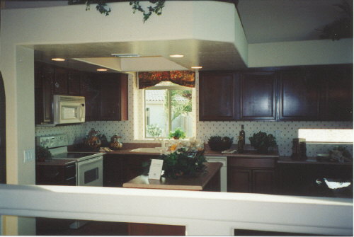 kitchen.jpg (34657 bytes)