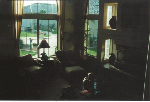 living1.jpg (34663 bytes)