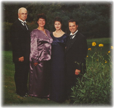 samfamily2.JPG (31476 bytes)
