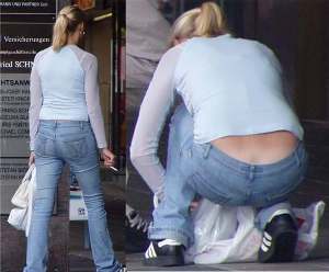 M�dchen, deren enge Jeans so tief rutscht, da� man sieht, da� sie keinen Slip tr�gt