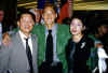 grad me mom dad.jpg (49284 bytes)