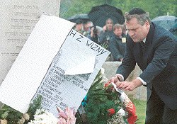 kwasniewski w mycce sklada wieniec w Jedwabnem - zdjecie chyba z Rzeczpospolitej