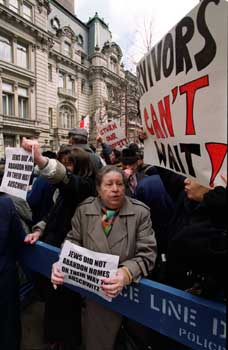 Zydzi przed Konsulatem RP w NY