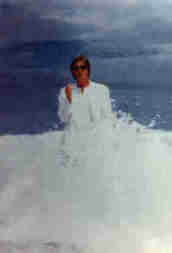 DJ staand in het water