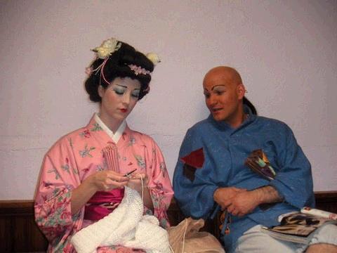 Yum-Yum & Nanki-Poo killing time offstage -- The Mikado