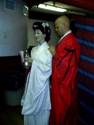 Yum-Yum & Nanki-Poo backstage -- The Mikado