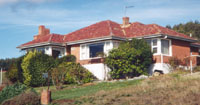 Mabroonca Guest House, 196 Main Road, Penguin. �Jenny Grainger 11jun02. Opens to JPEG image 800x538, Decoded size (bytes):153530