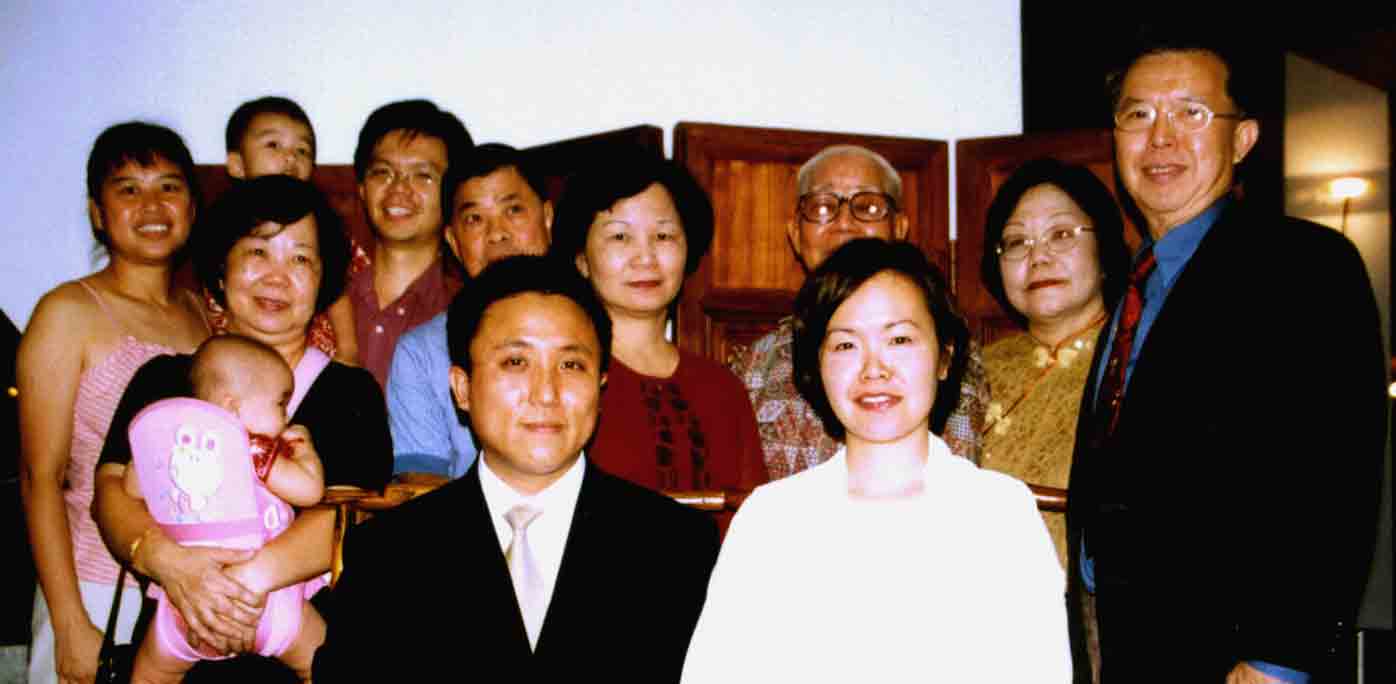 Whoa. Back row: meifung, por ee (babysitting still), ryan the ultrman, steven, meeseeyi uncle, meeseeyi, granduncle (here from penang), joyce's ma and da
