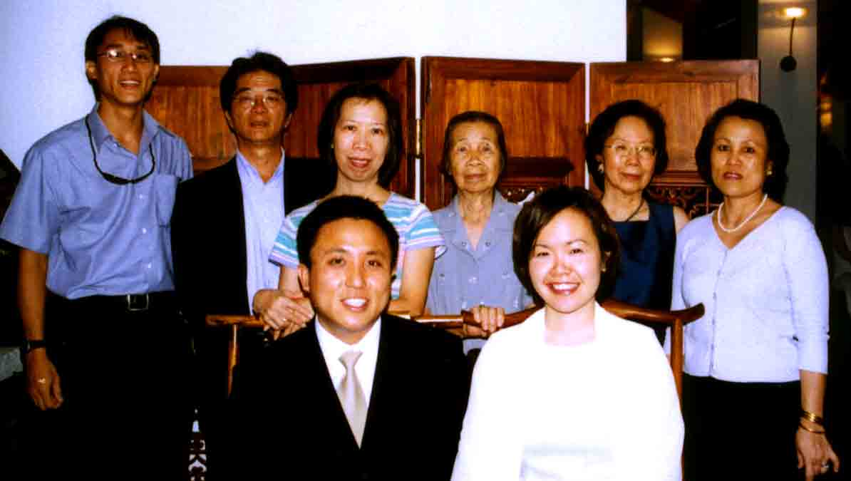 Back row: my bro (ok, so he doesnt look like me - sue me!), dad the dua pai kia, aunty florence, grandmama, auntie katherine, mum. Absentees: sis Crystal (on buying trip in NY) , Tuffy, Bunny and Muffin (all guarding the house back home)