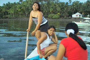 The girls navigating us threw the shallow waters!