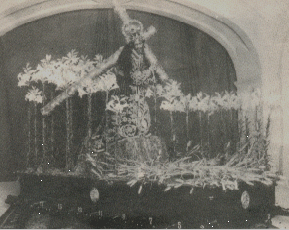 PROCESION DE 1937 NOTESE LAS AZUCENAS TAN CARACTERISTICAS