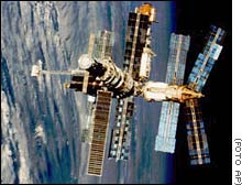 Dentro da esta��o espacial, h� mais de 100 livros -- inclusive a B�blia e o Cor�o