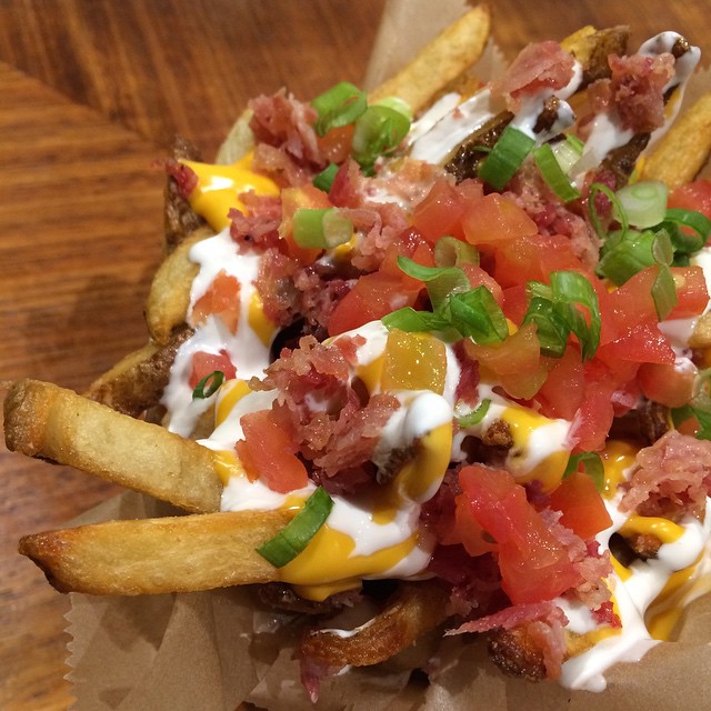 Seasoned fries w/bacon,
tomatoes, parsley and
sour cream